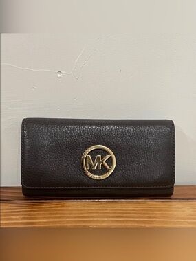 Michael Kors Fulton Carryall Wallet Brown Pebbled Leather "MK" Logo Medallion